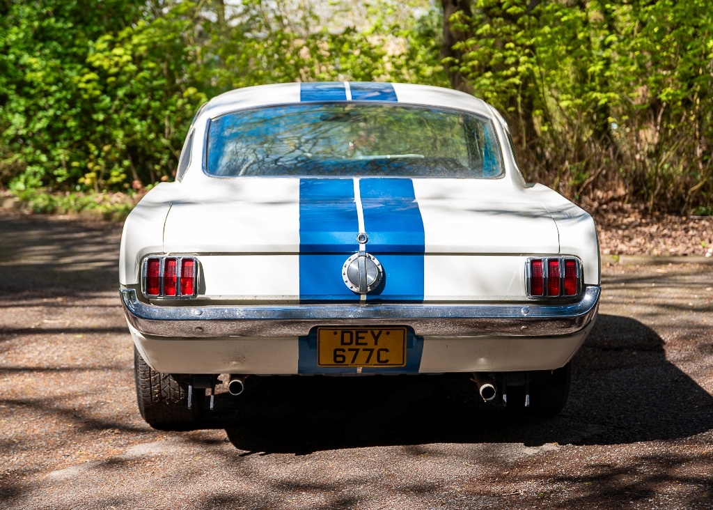 Ford Mustang 1965 Coupe Fastback N°1 Blanche à Bandes Bleues – MIRA 9101 – échelle 1/18, Voiture De Collection En Métal