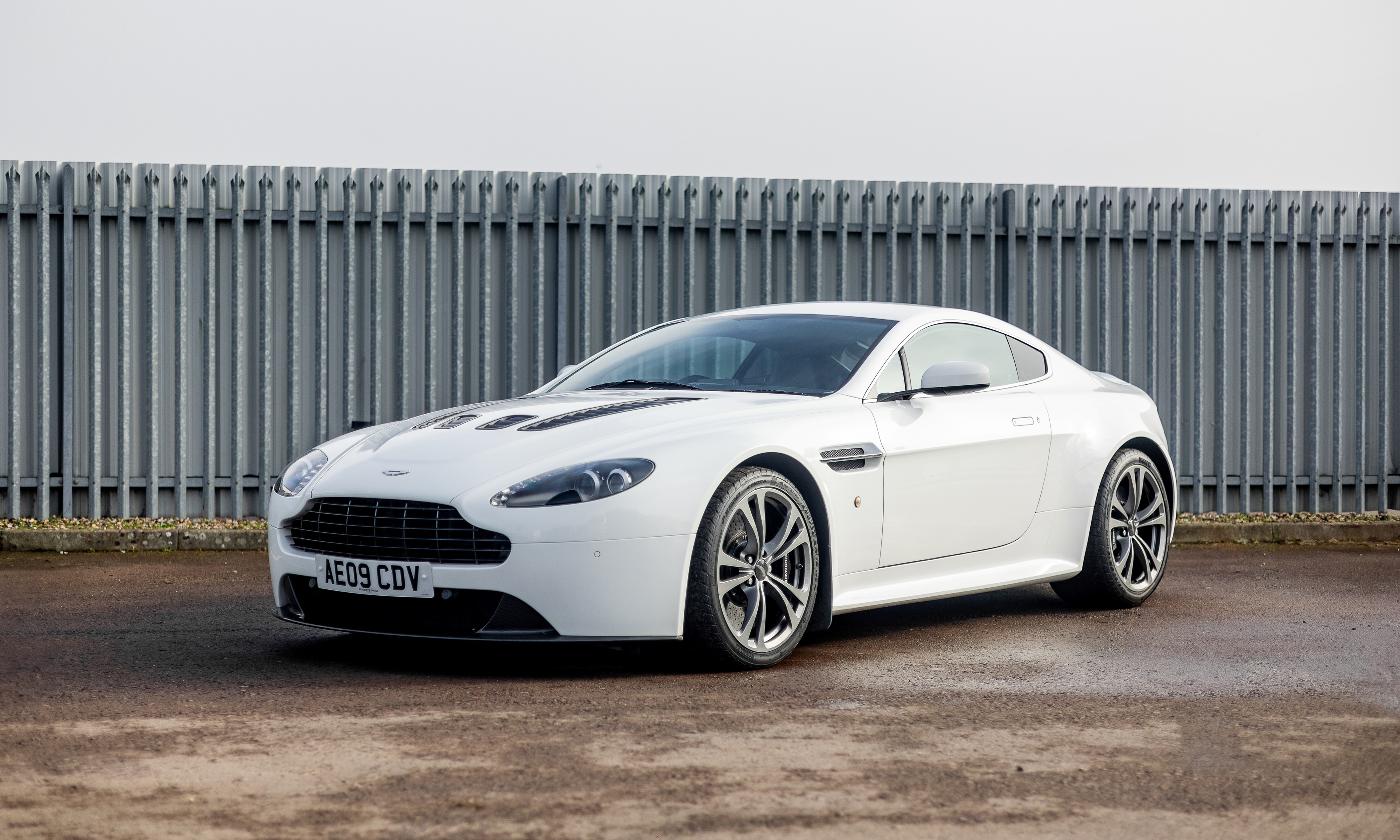 Rare ASTON MARTIN Vantage V12 de 2009 SPARK 1/43 MIB - Collection Rare ASTON MARTIN Vantage V12 de 2009 SPARK 1/43 MIB - Collection