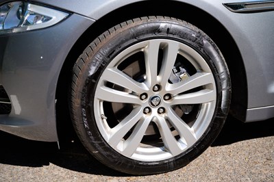 Lot 137 - 2012 Jaguar XJ Premium Luxury V8